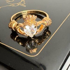 1993 Avon Claddagh Heart Ring Gold Tone Crystal Size 9 NIB Vintage